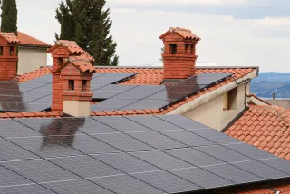 Abitazione con pannelli solari installati su tetto a tegole