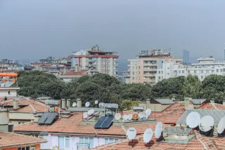Edificio con pannelli solari in copertura