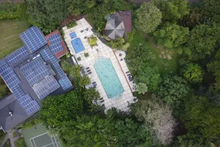 Villa con pannelli solari su tetto piano