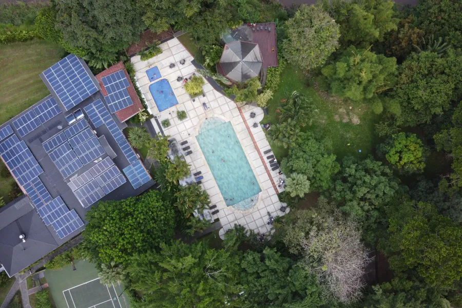 Villa con pannelli solari su tetto piano in un contesto mediterraneo